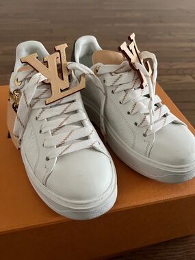 Louis Vuitton time out Sneakers with leather LV Charm size 35